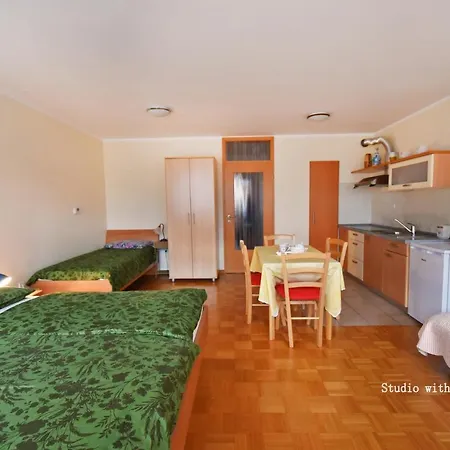 Flora Apartment *